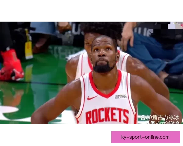 开心庆祝！火箭队更衣室泼水祝贺杜兰特 乌度卡将比赛用球交给阿杜